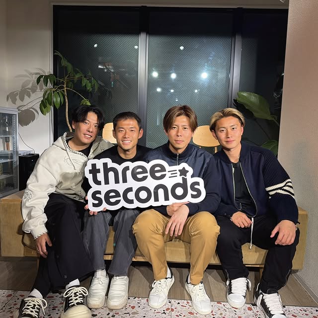 SB、そしてスリーセカンズへの想いを語らせてください。（長文ですが、最後まで読んでいただければ幸いです。）  私は幼少期を北関東の栃木で育ちました。 ちょうどJリーグ発足が小学校の時だったと思います。当時、Jリーグマスコットのバルーンが膨らみ、ヴェルディ川崎と横浜マリノスの試合が生放送されるのを、テレビの前で釘付けになったことを思い出します。 その後、猛烈なサッカーブームが訪れ、同級生のほとんどが